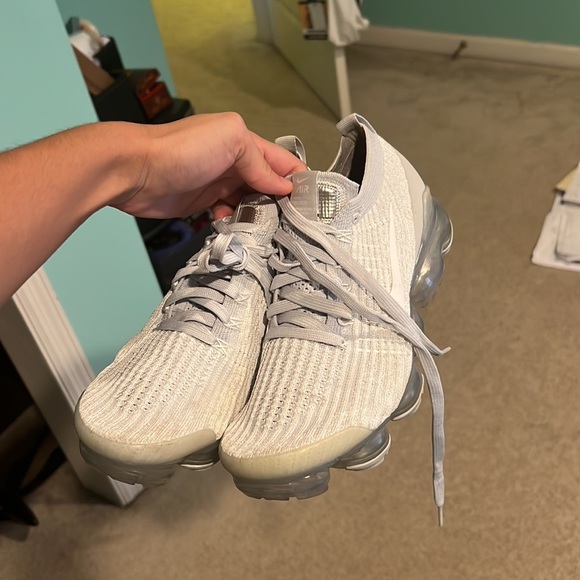 White vapor max, too big for me. Currently in bed too lazy to take pics - Picture 3 of 5